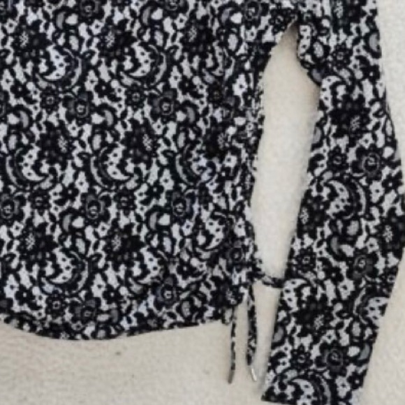 ‼️$5 SALE‼️ MICHAEL KORS Lace Print Side Ruched Top - Picture 2 of 6